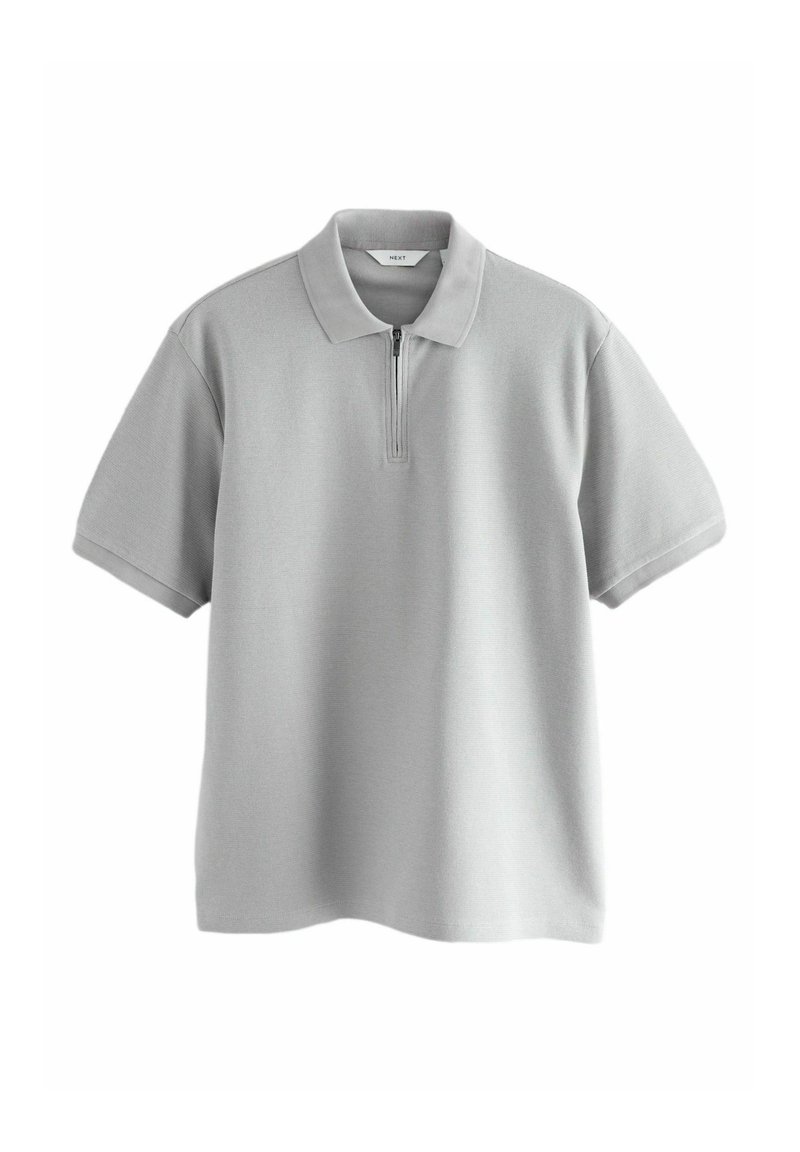 Lys grå polo t-shirt med korte ærmer og halvlukning samt klassisk krave, præsenteret på en hvid baggrund.