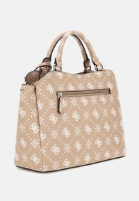 Borsa beige con monogramma bianco e motivo geometrico, manici doppi e tasca con zip frontale, in piedi su uno sfondo bianco.