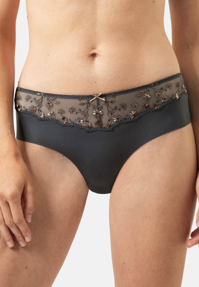 Zwarte onderbroek met een doorzichtige kant tailleband, voorzien van bloemmotieven borduurwerk en een klein decoratief strikje in het midden. Over het geheel een soepele textuur.