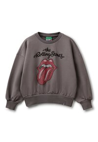 Sweatshirt gris avec un ourlet côtelé, présentant un logo de langue des Rolling Stones en rouge et noir avec des embellissements étincelants et des poignets arrondis.