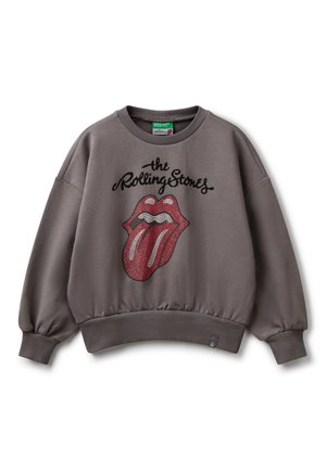 Sweatshirt gris avec un ourlet côtelé, présentant un logo de langue des Rolling Stones en rouge et noir avec des embellissements étincelants et des poignets arrondis.