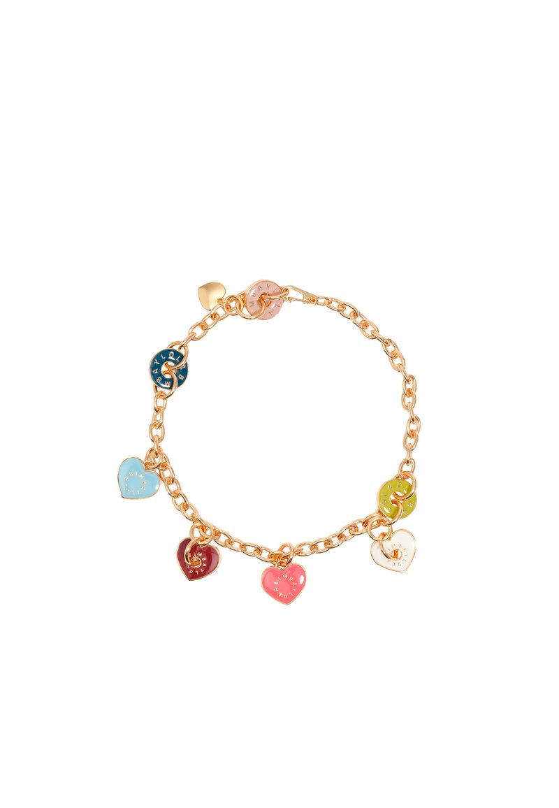 Pulsera de cadena de oro con seis encantos de esmalte en forma de corazón y redondos de colores azul, rosa, rojo, blanco y verde.