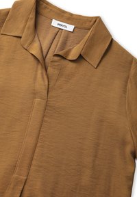 Bruine collared shirt van gladde stof, met een scherpe halslijn en knopenlijstdetail, met een lichte textuur en geen zichtbare patronen.