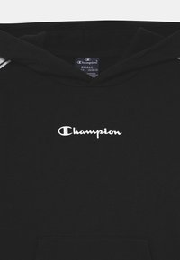 Hoodie nero in cotone misto, con tasca anteriore, cappuccio con lacci e logo "Champion" bianco sul petto. Design semplice, senza motivi.