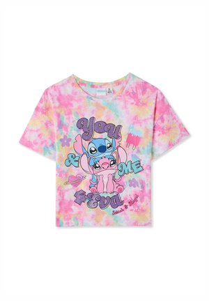 Krótki rękaw koszulki tie-dye w pastelowych kolorach różu, niebieskiego i żółtego. Na niej postacie z kreskówki oraz tekst "You & Me 4 EVA" w pogrubionych literach.
