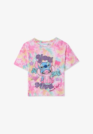 Krótki rękaw koszulki tie-dye w pastelowych kolorach różu, niebieskiego i żółtego. Na niej postacie z kreskówki oraz tekst "You & Me 4 EVA" w pogrubionych literach.