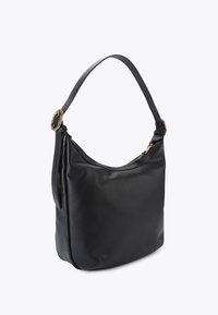Borsa a spalla in pelle nera con forma arrotondata, tracolla singola e finiture in hardware dorato. Texture liscia con chiusura a zip nella parte superiore.