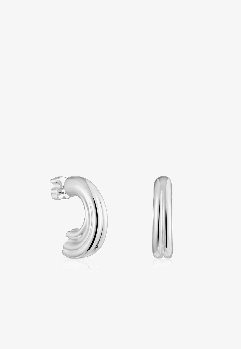 Pendientes de aro de plata con un diseño en forma de ola y un acabado brillante. Textura suave, formas asimétricas y cierre de bisagra.