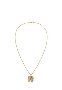 Goldene Halskette mit einer dünnen Kette und einem filigranen Anhänger, der wie zwei miteinander verbundene Elemente geformt ist und mit klaren Edelsteinen verziert ist.