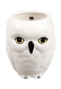 Vaso per piante a forma di gufo in ceramica bianca con occhi gialli e becco nero. Presenta una dettagliata texture delle piume e piccoli piedi neri alla base.