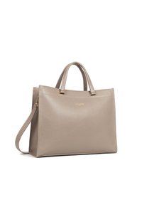 Beige leren tote bag met een gestructureerde afwerking, dubbele handvatten en een afneembare schouderriem. Heeft een minimalistisch ontwerp en gouden accenten.
