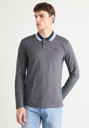 Polo à manches longues en charbon avec un col rayé bleu clair et marine, patte de boutonnage à deux boutons et logo discret sur la poitrine gauche.