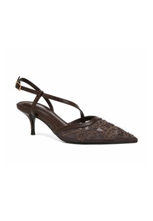 Brązowy sandał na obcasie typu slingback z ostrym noskiem, haftem kwiatowym i koralikowymi detalami, z cienkimi paskami i małym obcasem kitten.