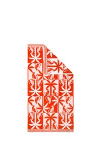Serviette rouge à motifs avec un design géométrique comportant des palmiers et des figures animales, en coton, avec des franges sur un bord.