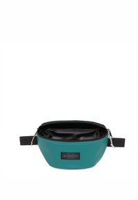 Borsa a pochette sintetica di colore turchese con interno in tessuto nero. Presenta una chiusura con zip e una tracolla in tessuto per un facile trasporto. Grande etichetta del marchio sulla parte frontale.