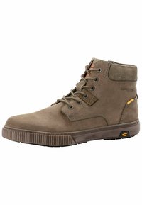 Bruine suède halfhoge laarzen met een rubberen zool, vetersluiting, contrasterende stiksels en een klein logoaccent.