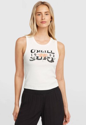 Canotta bianca senza maniche a coste con scritta grafica nera e arancione "O'NEILL 1952 SURF." Abbinata a pantaloni neri a gamba larga, dalla texture liscia.