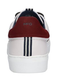 Sneaker bianco con tallone in suede borgogna e dettagli a righe blu. Presenta una parte superiore in pelle liscia e suola in gomma resistente.