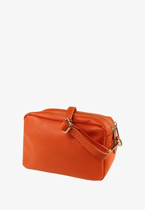 Oranje leren tas met een gestructureerde afwerking. Voorzien van een ritssluiting, verstelbare riem en goudkleurige hardware accenten. Rechthoekige vorm.