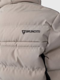 Beige párnázott dzseki fekete "Brunotti" logóval a hátsó váll részen, melyen jól látható a szövet textúrája és a vízszintes varrás.