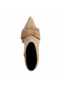 Beige suède enkellaars met puntige neus, decoratieve strik aan de voorkant en een rits aan de zijkant voor sluiting. Gekorrelde uitstraling, glad interieur.