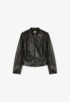 Zwarte leren jas met een hoge kraag, ritssluiting aan de voorkant, aansluitend ontwerp en subtiele paneeldetails op de mouwen en het lichaam.