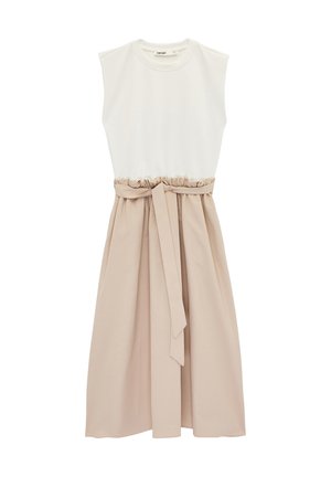 Mouwloze witte topjurk met beige hoge taille rok en bijpassende stoffen riem die aan de voorkant is gestrikt, midi-lengte.