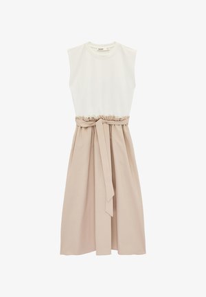 Robe blanche sans manches avec jupe beige taille haute et ceinture assortie nouée à l'avant, longueur midi.