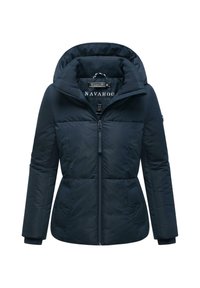 Marineblauwe pufferjack met een capuchon, ritssluiting, geribbelde manchetten en zijzakken. Bevat gewatteerde delen en heeft een gladde textuur. Merkenlabel zichtbaar.