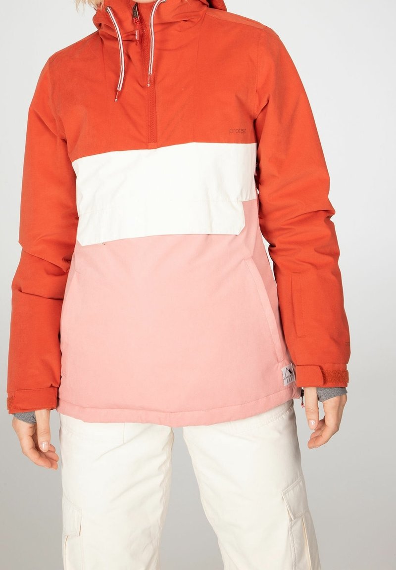 Giacca anorak rossa e rosa con pannello bianco, cappuccio regolabile, tasca frontale e polsini elastici. Il tessuto ha una finitura liscia e opaca.