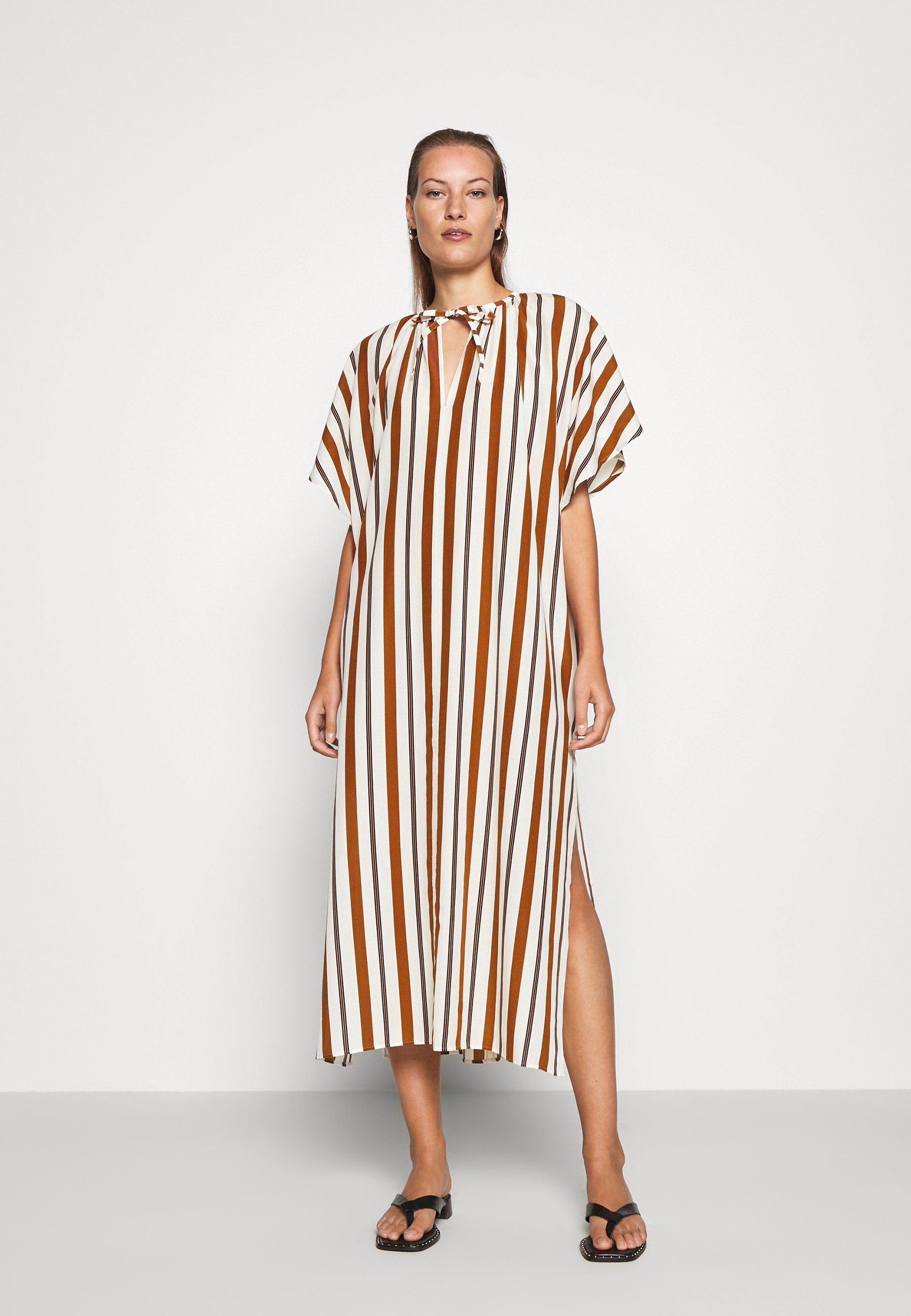 Naisten ARKET vaatteet | Uusimmat trendit & tyylit netistä adidas originals Tee Dress Valkoinen, Dressinn Mekot