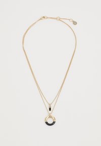 Collier double couche en ton or avec un pendentif circulaire accentué de noir, un charme rectangulaire et une fermeture à clip de type homard.
