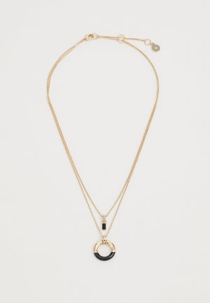 Collana a doppio strato in tono oro, caratterizzata da un pendente circolare con un accento nero, un ciondolo rettangolare e una chiusura a moschettone.