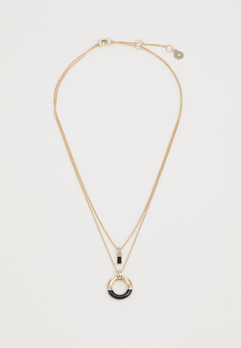 Collier double couche en ton or avec un pendentif circulaire accentué de noir, un charme rectangulaire et une fermeture à clip de type homard.