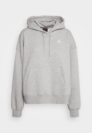 Grauer Baumwoll-Hoodie mit einer vorderen Kängurutasche, Kapuze mit Kordelzug und einem weißen Logo-Akzent auf der Brust. Weiche Textur, oversized Schnitt.