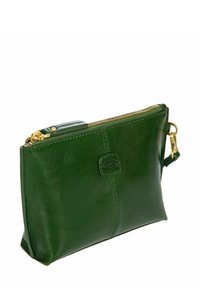 Pochette en cuir vert avec une fermeture éclair dorée. Présente un petit patch logo et une sangle détachable. Texture lisse avec des détails cousus.