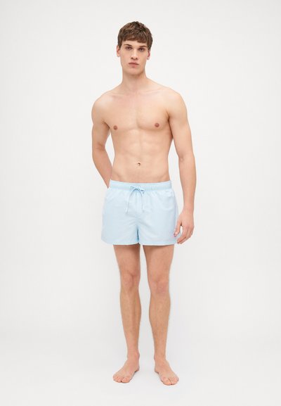 Helle blaue Badeshorts aus glattem Material, mit einem elastischen Bund und Kordelzug. Einfaches Design ohne Muster oder Akzente.