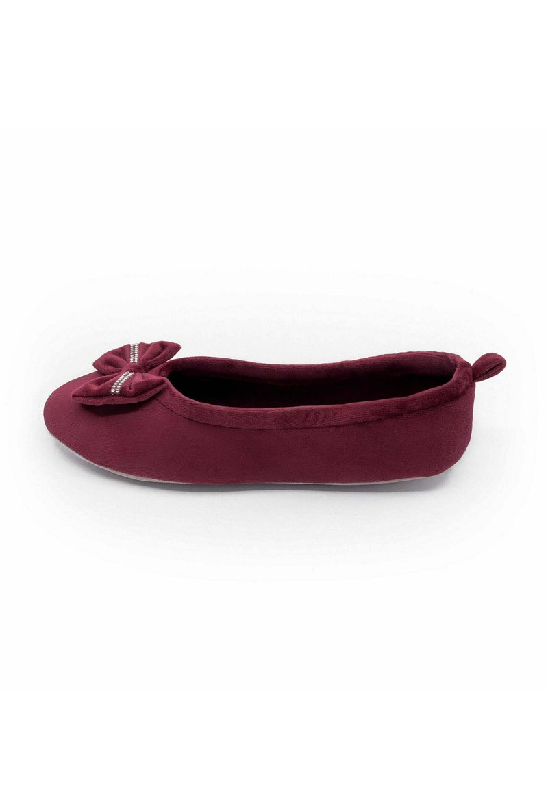 Ballerines en suede bordeaux avec un bout rond et un détail de nœud décoratif. Elles possèdent une doublure douce et une semelle flexible.
