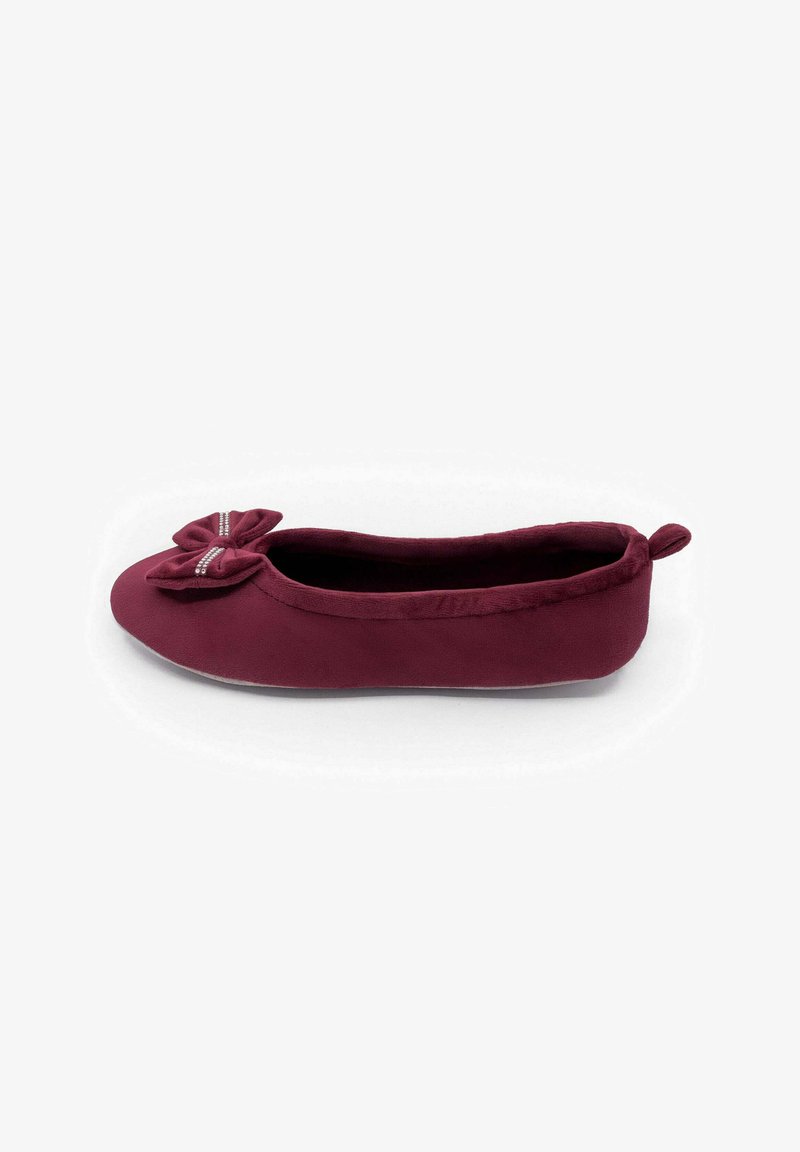 Ballerines en suede bordeaux avec un bout rond et un détail de nœud décoratif. Elles possèdent une doublure douce et une semelle flexible.