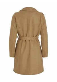 Abrigo de lana color camello con cintura ceñida, clásico cuello solapa y costuras estructuradas para una silueta entallada. Se muestra vista trasera.