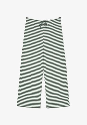 Vide bukser med horisontale mørkegrønne og hvite striper og snøring i livet på hvit bakgrunn.