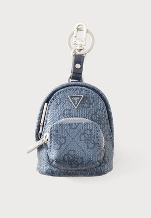 Mała niebieska wzorzysta saszetka na brelok marki Guess z srebrnym zamkiem błyskawicznym i karabińczykiem na białym tle.