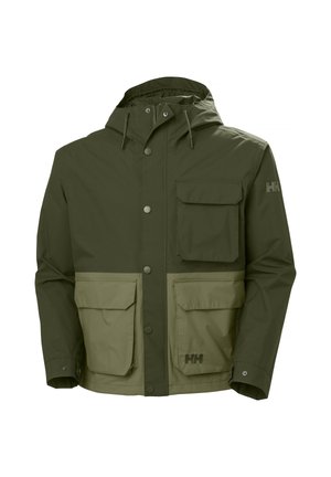 Groene waterdichte jas met een capuchon, lichtgroen ondergedeelte, twee voorzakken en een subtiele logo op de mouw. Voorzien van drukknopen.