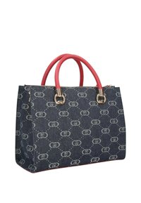 Denim-Handtasche mit strukturierter Form, roten synthetischen Griffen und einem wiederholten Logo-Muster in Grau. Mit goldfarbenen Hardware-Akzenten.