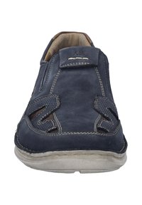 Námořnické kožené slip-on boty s výřezovým designem a kontrastním prošíváním. Mají texturovaný svršek a gumovou podrážku. Doplňky zahrnují detail loga.