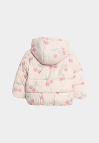 Puffet lyserød jakke med kirsebærmotiv og grønne accenter, med hætte og quiltet design. Blødt stof med synlige syninger.
