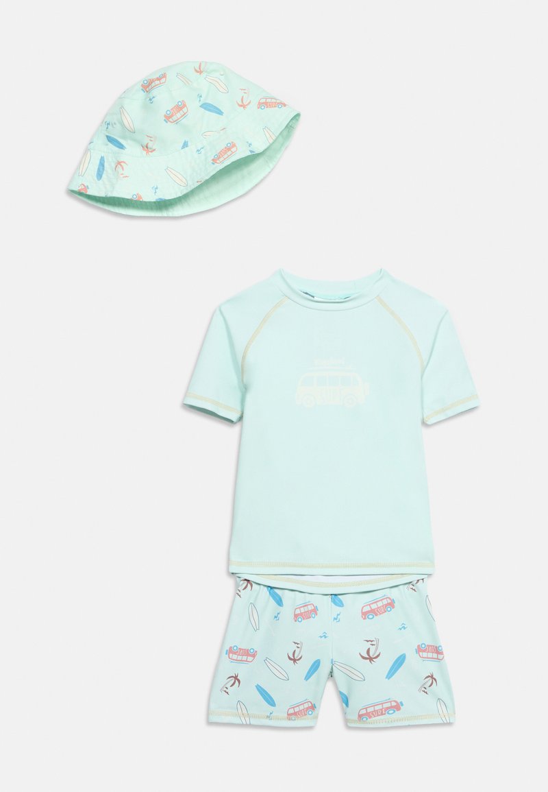 Σετ κολύμβησης για νήπια σε γαλάζιο χρώμα με μπλουζάκι κοντομάνικο, ταιριαστό σορτς με σχέδια από σανίδες σερφ και λαστιχένιες παντόφλες, καθώς και καπέλο τύπου κουβάς με παρόμοια μοτίβα.
