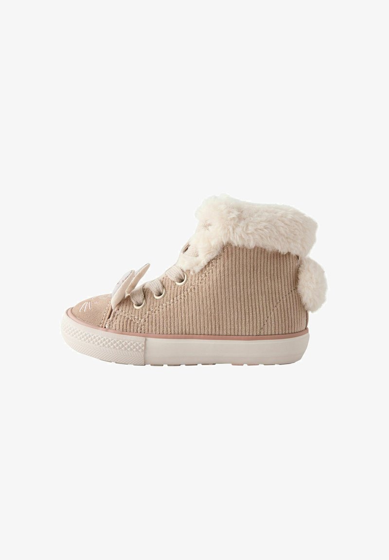 Baskets montantes en velours côtelé beige avec un collier en fausse fourrure douillette, bout rond, nœud décoratif et semelle en caoutchouc blanc texturé.