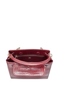 Krokodillembossed bordeaux håndtaske med en tekstureret overflade, prydet med guldfarvede detaljer og en rummelig inderside med en lynlås lomme.