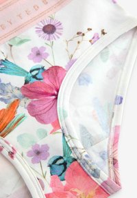 Culottes en coton floral avec une ceinture élastique rose, présentant un mélange dynamique de motifs de fleurs et d'oiseaux dans des teintes de rose, violet et bleu.